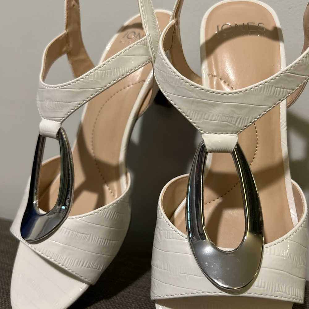Jones New York Elegant White Sandals with Silver Accent - Picture 4 of 14